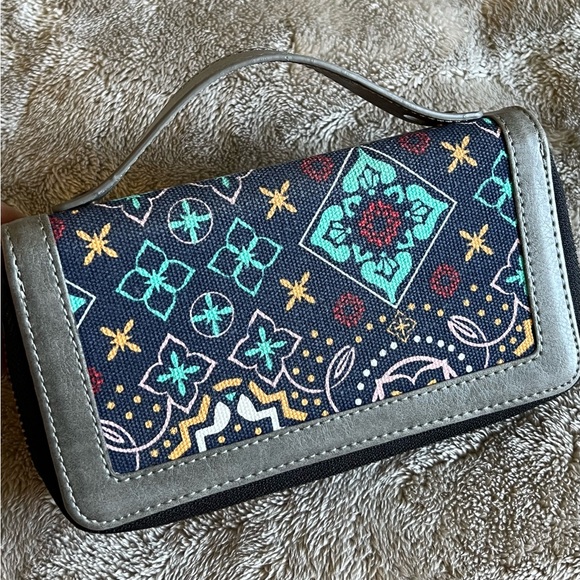 Te-Rich RFID canvas wallet 6-3/4 x 3-3/4. Cellphone suction cup fits I-phone. - Picture 3 of 6